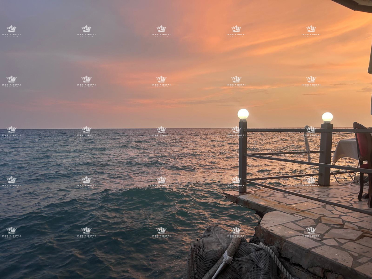 RISTORANTE + 5 CAMERE AL PIANO SUPERIORE – PRIMA FILA SUL MARE – UMAGO, CENTRO STORICO – 156 m² + POTENZIALE PER ALLOGGIO